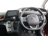 運転席です!ナビは見やすい位置にありますね♪インパネシフトで足元もスッキリです♪