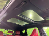 【パノラマルーフ】大型のガラスルーフ搭載で車内の解放感が一気にアップ!開放的なドライブをお楽しみいただけます。