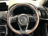 インテリアに合わせたデザインのステアリングは、運転される方のことも考え、運転しやすい形状、大きさです。是非一度、実際に触ってお確かめください。
