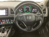 【ハンドル】運転にかかわる様々な操作を安全に行えるように視点移動が少なく操作性に配慮されたスイッチ類が凝縮されたコックピットです。