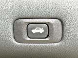【パワーバックドア】スマートキーや運転席のボタンを押すだけでリアゲートが自動で開閉します!荷物を持っている時や、高い位置にあるバックドアを閉める際に便利な機能です♪