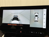 【パノラミックビューモニター】車を真上から見た状態をナビに映し出し、駐車時などをサポート☆クルマの斜め後ろなど、目が届きにくい箇所も確認できるため、いち早く障害物に気が付くことができます!