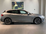 低く構えたスタイリングとシャープなボディラインが、BMWらしいスポーティな存在感を演出しています。
