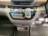 足元スッキリ、インパネシフトです。パーキングブレーキはフットブレーキタイプなので、運転席と助手席の間がスッキリしています。