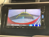 リバースギアに入れるだけで後方の表示へ切り替わります。夜間や雨の日の駐車も楽になりますよ。