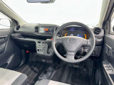 運転席まわりです。 各操作スイッチは使いやすい位置に配置されてます。