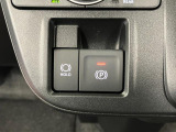 【電動パーキングブレーキ+オートブレーキホールド機能】 指先だけで簡単に操作が可能なパーキングブレーキ、スイッチを押すとブレーキペダルから足を離してもブレーキを保持できるオートブレーキホールド搭載。