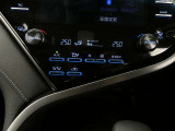 左右独立温度コントロールフルオートエアコンです。運転席、助手席それぞれで独立して温度設定ができます。冷え性の方が乗っても安心ですね♪