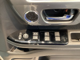 電動格納式リモコンドアミラーと、パワーウィンドウスイッチ等は運転席ドアにあります。