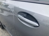 【デザインとの融合】BMWデザイナーが創り出したボディデザインを損なう事のない様に配置とデザインに拘っています。ドアノブについてもBMWの拘りに妥協はありません。