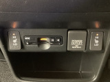 運転席と助手席にシートヒーターが付いています☆寒い時期に腰周りを温めてくれるので体全体が温まりやすいのは勿論、暖房と違い顔に風が当たらないので、乾燥肌やドライアイの方でも大丈夫☆