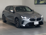 スカイスクレイパーグレーの洗練されたボディカラーが、F70型120 M Sportの先進的なデザインをより際立たせています。