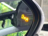 【ブラインドスポットモニター】走行中、ドアミラーの死角になりやすい箇所に後続車が接近するとサイドミラーのレンズに警告を表示!ドライバーに注意喚起をしてくれます。