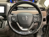 ハンドルにHondaセンシング系のクルーズコントロールやレーンキープアシストなどのスイッチと、オーディオの操作スイッチが装備されています。ハンドルから手を離さず安全に操作できます。