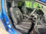 運転席まわりには十分なスペースがあり、大柄な方でもゆったり運転していただける環境です。