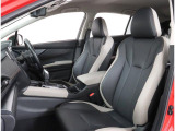高級感のある本革シート!長時間の運転も疲れにくいフロントシート!体をしっかり支えてくれて運転がしやすい形状です!