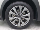 225/50RF18ランフラットタイヤ&「F SPORT」専用アルミホイール(ダークプレミアムメタリック塗装)を装着しています。
