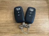 【スマートキー】 スマートキーを携帯していれば、ドアハンドルのボタンを押してロックの解除ができ、パワースライドドアもワンタッチで開閉できます