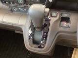 運転席周辺のスマートなレイアウトが、操作のしやすさを実現。快適なドライブをサポートします。手元で操作ができる、電子制御パーキングブレーキ。