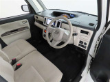 シンプルで使いやすいデザインの運転席です。