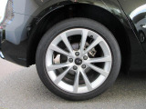 全車両に標準装備の純正アルミホイールは、純正ならではのバランスの良いデザインと、走行安定性をお楽しみ頂けます。