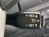 【クルーズコントロール】高速道路もラクラク走行。アクセルを離しても一定速度で走行ができ、長距離運転時の負担を軽減!加速・減速も簡単なスイッチ操作で調整できます。