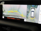パノラミックビューモニター付きです。車両を上から見たような映像をディスプレイオーディオ画面に表示。運転席からの目視だけでは見にくい、車両周辺の状況をリアルタイムでしっかり確認できます。