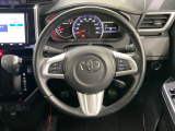 インテリアに合わせたデザインのステアリングは、運転される方のことも考え、運転しやすい形状、大きさです。是非一度、実際に触ってお確かめください。