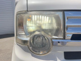【HIDヘッドライト】非常に明るく前方を照らしてくれるので、悪天候や夜間の走行時も視界良好で安心してお乗りいただけます。
