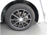 かっこいいホイールですね。 車のイメージを大きく左右するホイール部分はコダワリを持ちたいですね。