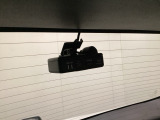 後方にもドライブレコーダーのカメラが付いています。前後両方でお車の周りを監視・記録いたします。