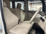運転席まわりには十分なスペースがあり、大柄な方でもゆったり運転していただける環境です。