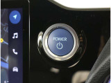 スマートキーを携帯していればキーを取り出さずにドアを施錠&解錠。クルマの始動も可能です。