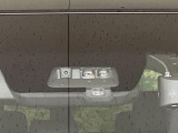 【三菱e-Assist】走行中に前方の車両等を認識し、衝突しそうな時は警報とブレーキで衝突回避と被害軽減をアシスト。より安全にドライブをお楽しみいただけます。