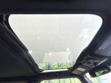 【ガラスルーフ】ガラスルーフ搭載で車内の解放感が一気にアップ!開放的なドライブをお楽しみいただけます。