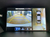 【マルチビューカメラ】複数のカメラ映像で車両周囲を確認可能。上方からの視点で死角を減らし、縦列駐車や狭い場所での運転も安心です。