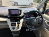 シンプルで使い易い運転席周りです。