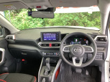 ご覧のように、視界が広く運転しやすいように設計されています。また、フルオートエアコンで快適です。