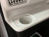 前席には保温機能付きのカップホルダーもありますよ♪