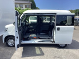 NVANの助手席は背もたれを前に倒してフラットな床面をつくることが可能です。