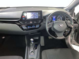 運転席周りのレイアウトをご覧ください。ナビゲーションが綺麗に装着されすっきり収まってますね!