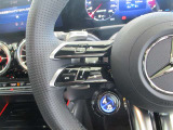 ハンドルスイッチ(左)は、運転中に手を離さずナビ画面を安全に操作できます。