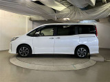 助手席側は電動スライドドアになってます。運転席やキーのリモコンで開閉できるので手が塞がっていても楽に積み降ろし出来ますよ。