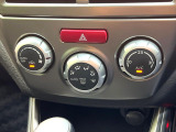 【オートエアコン】一度お好みの温度に設定すれば、車内の温度を検知し風量や温度を自動で調整。暑い&hellip;寒い&hellip;と何度もスイッチ操作をする必要はありません。快適な車内空間には必須の機能ですね♪