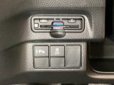 ハンドルの左下にETCとHondaセンシング用の、VSA(ABS+TCS+横滑り抑制)解除スイッチなどがついています。高速道路の料金所の通過も楽々です。 カードの取り出しもしやすい場所についています。