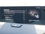 こちらのお車には先進安全装備が多数搭載されています。衝突被害を回避あるいは軽減するためのブレーキや、後方死角からの接近警報、車線逸脱を防止する警報装置など、詳しくはスタッフまでお尋ねください。
