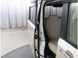 両側パワースライドドア付きだから、狭い駐車スペースなどでの 乗り降りラクラク!小さなお子さまのいるご家庭には嬉しい装備。