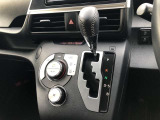 操作しやすいATシフトです。 シフトチェンジを気にしなくていいので運転だけに集中できますね。 自然と手に届くところにある、手になじむ形状のシフトノブがいいですね。