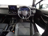 革巻きステアリングで快適な操作性の運転席です。