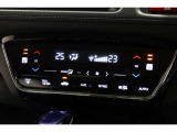 運転席と助手席の温度設定の変更が可能な左右独立タイプのデュアルエアコンです♪♪♪暑がりな人・寒がりな人も誰もが車内を快適にお過ごしいただけます♪♪♪